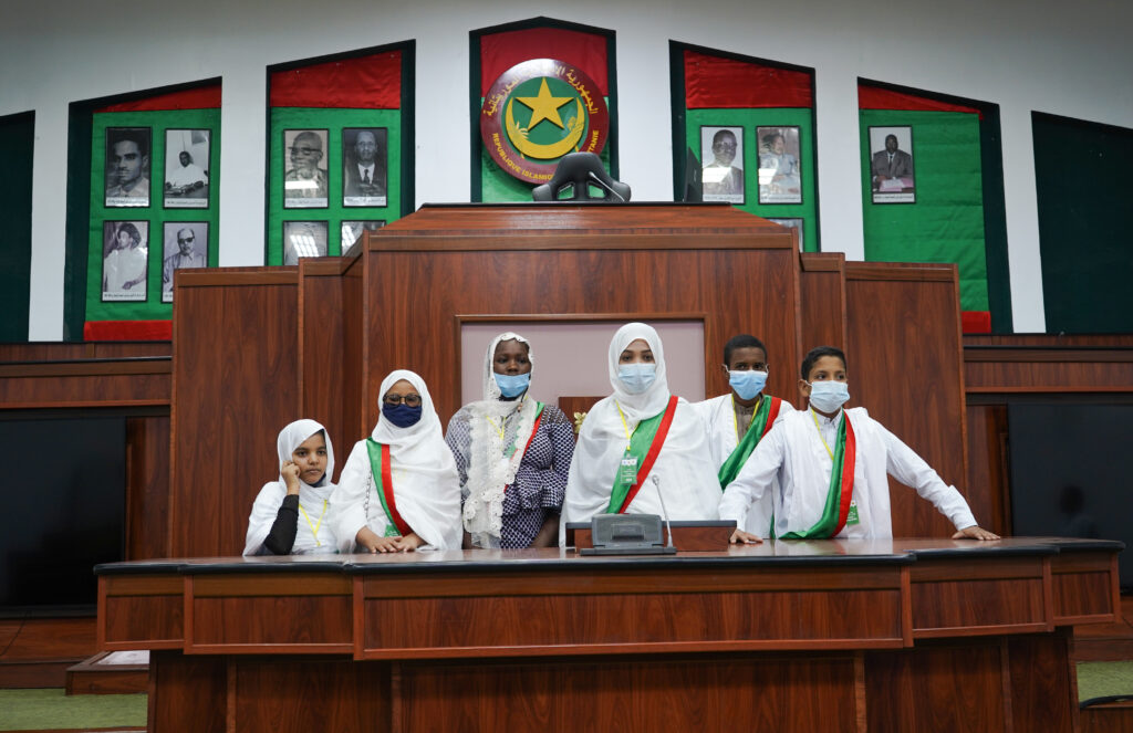 Le bureau du parlement des enfants dans l'hémicycle | Crédit photo : DisInfoArts