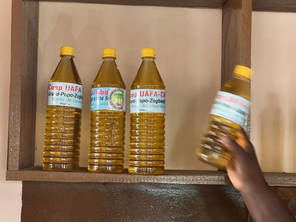 Huile produit par les associations féminines soutenues par Waca. 